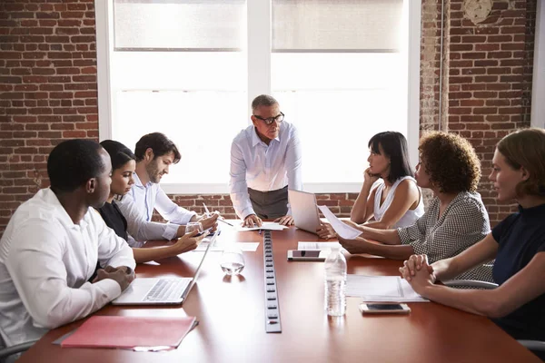 Zakenman adressering Boardroom Meeting — Stockfoto