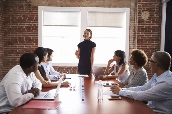 Young zakenvrouw in gesprek met collega 's — Stockfoto