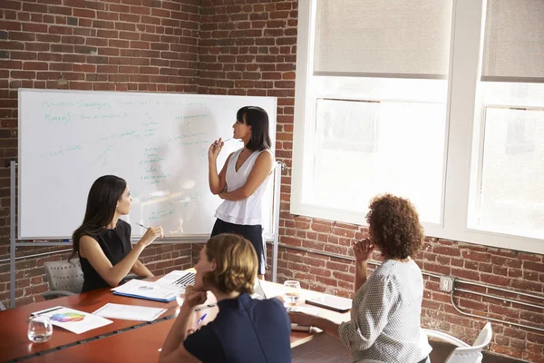 Unternehmerinnen treffen sich im Sitzungssaal — Stockfoto