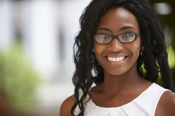 Retrato de una joven afroamericana — Foto de Stock