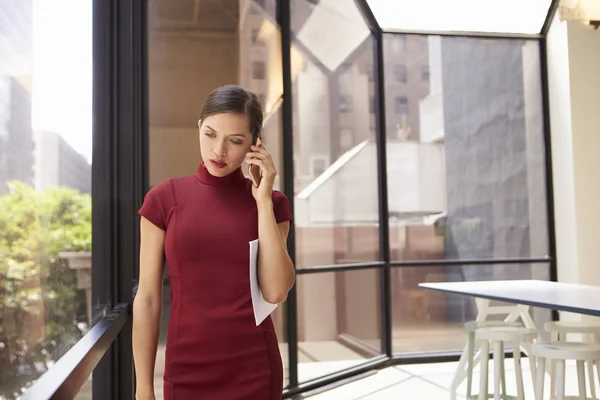 Femme d'affaires en robe parlant au téléphone — Photo