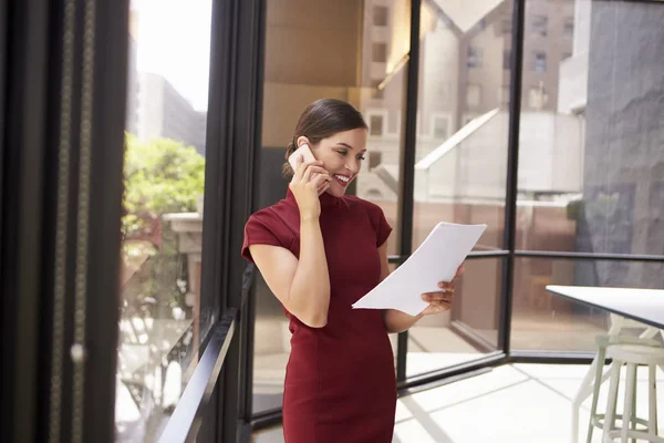 Femme d'affaires en robe parlant au téléphone — Photo