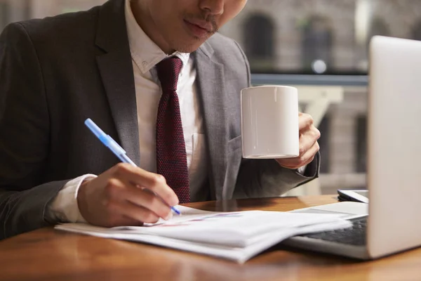 Businessman preparing report — Stock Photo, Image