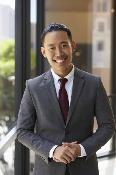 Азиатский бизнесмен улыбается — стоковое фото