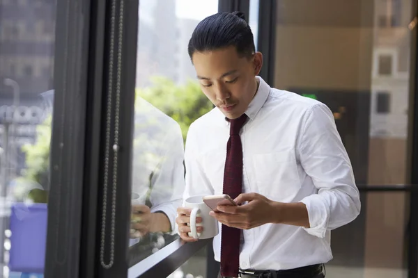 Asiático hombre de negocios usando teléfono — Foto de Stock