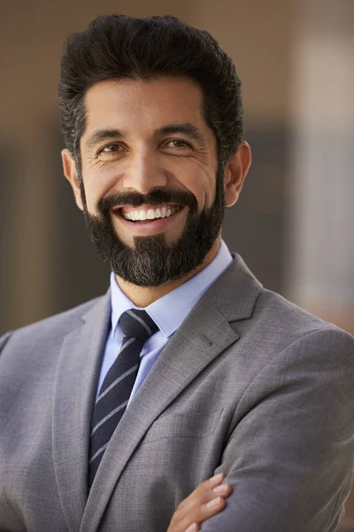 Щасливий бородатий його латиноамериканський бізнесмен — стокове фото