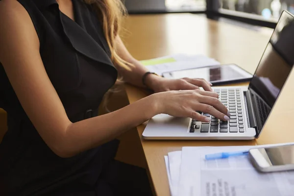 Geschäftsfrau arbeitet am Laptop — Stockfoto