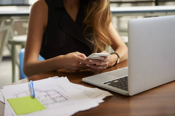 Zakenvrouw die telefoon gebruikt — Stockfoto