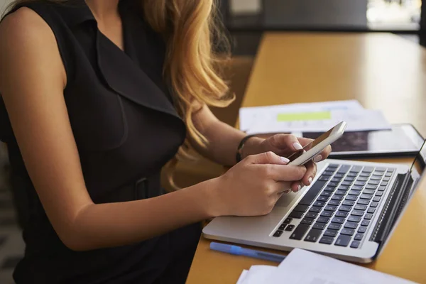 Femme d'affaires utilisant le téléphone — Photo