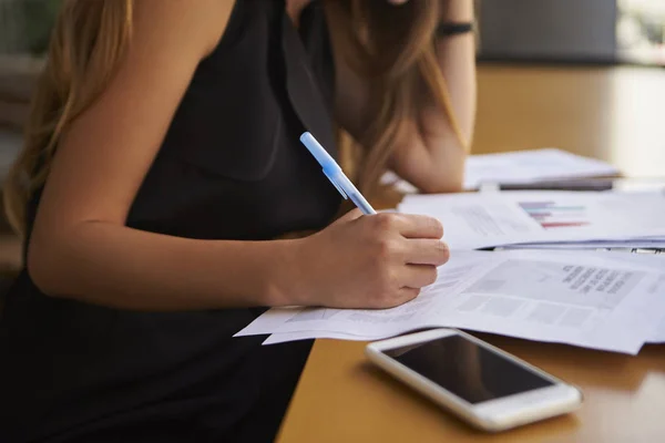 Zakenvrouw werken op document — Stockfoto