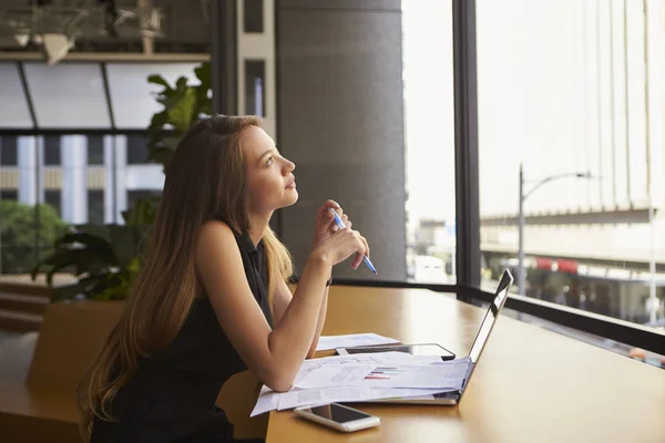 Geschäftsfrau arbeitet an Dokument — Stockfoto