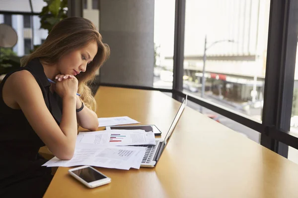 Femme d'affaires travaillant sur le document — Photo