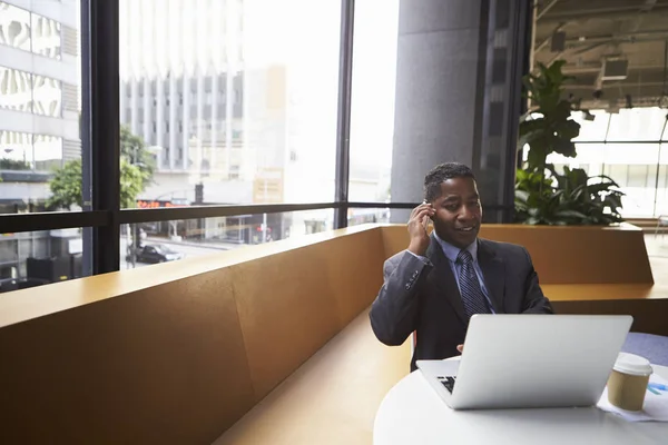 Hombre de negocios afroamericano usando el teléfono — Foto de Stock