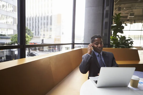 Afro-amerikai üzletember telefon használata — Stock Fotó