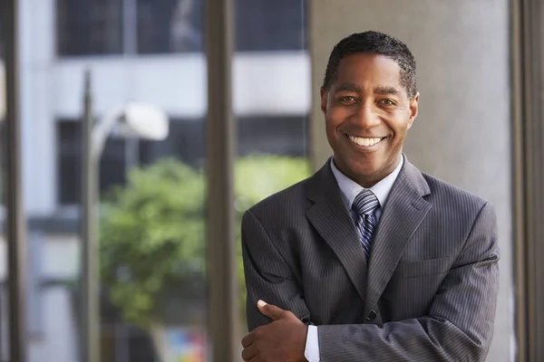 Empresario sonriendo a la cámara — Foto de Stock