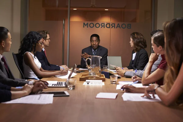 Empresário afro-americano se dirigindo a colegas — Fotografia de Stock