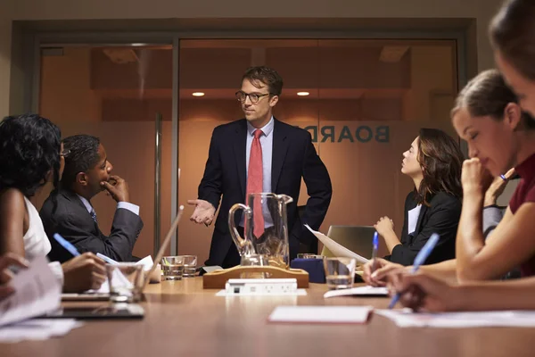 Witte zakenman permanent tijdens bijeenkomst — Stockfoto