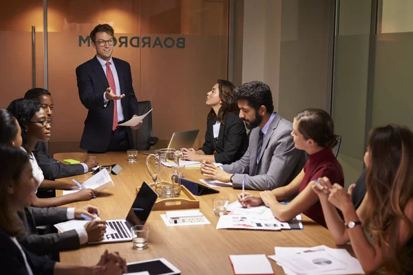Witte zakenman permanent tijdens bijeenkomst — Stockfoto