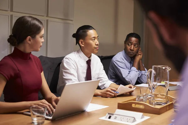 Chers collègues d'affaires en discussion — Photo