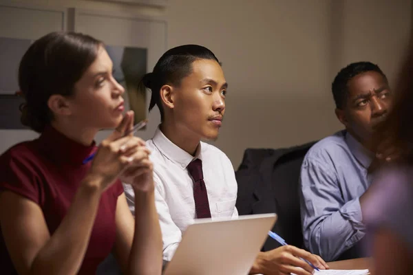 Chers collègues d'affaires en discussion — Photo