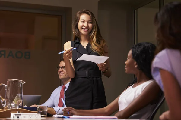 Asian businesswoman standing and presenting — Stock Photo, Image