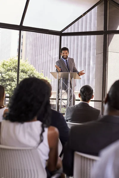 Homem hispânico apresentando seminário de negócios — Fotografia de Stock