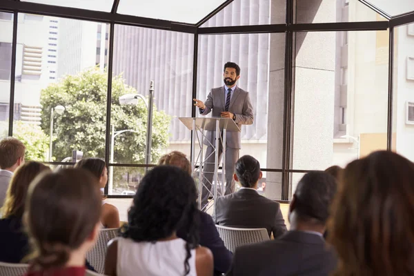 Homem hispânico apresentando seminário de negócios — Fotografia de Stock