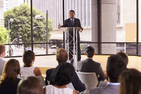 Empresario hablando en seminario de negocios — Foto de Stock