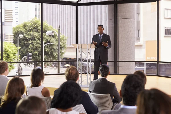 Empresario hablando en seminario de negocios — Foto de Stock