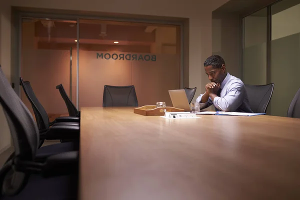 Empresario afroamericano trabajando hasta tarde — Foto de Stock