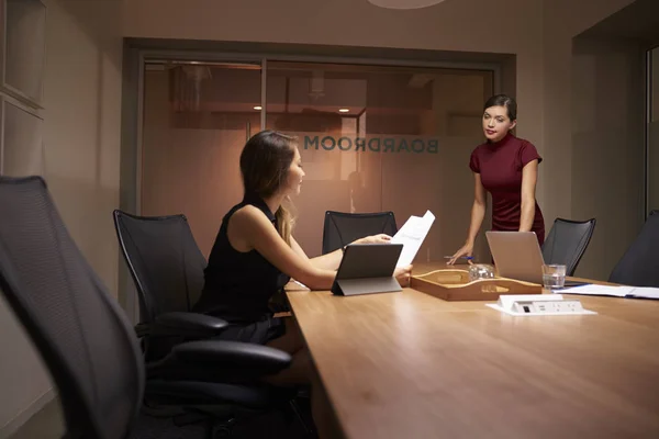 Vrouwelijke ondernemers doen papierwerk — Stockfoto