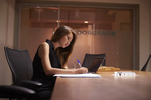 Kobieta kobieta interesu, pracują do późna w biurze — Zdjęcie stockowe