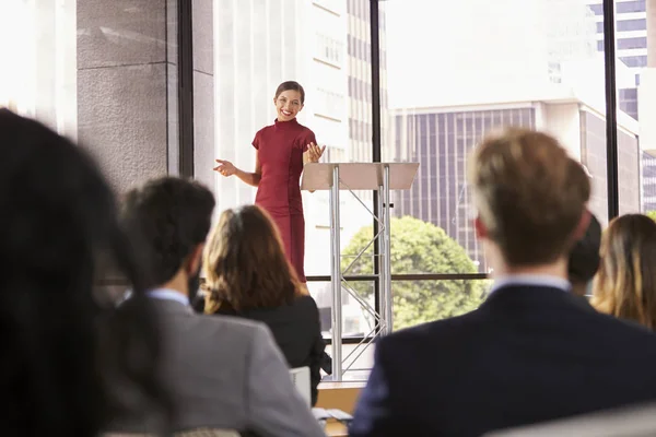 Woman standing and speaking at seminar — Stock Photo, Image