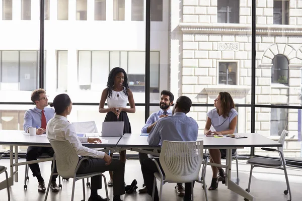 Young businesswoman addressing colleagues — Stock Photo, Image