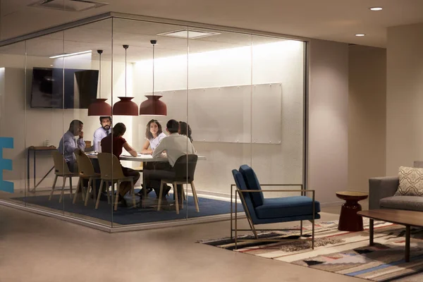 Equipe de negócios à mesa em reunião — Fotografia de Stock