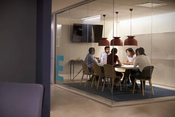 Business team aan tafel in de vergadering — Stockfoto