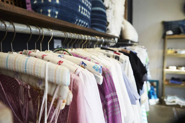 Kleider aufhängen in Boutique — Stockfoto