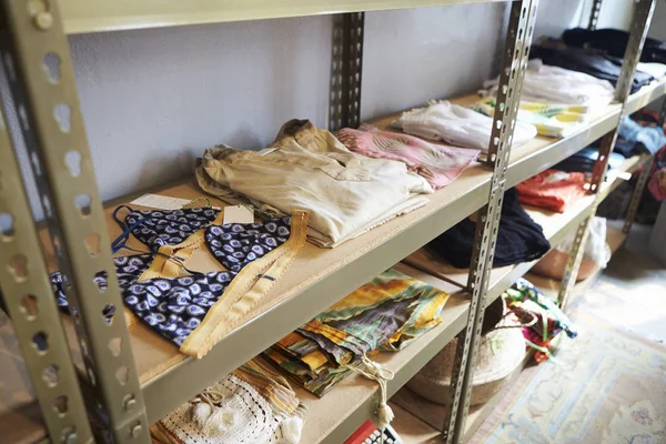Ρούχα που εμφανίζονται στα ράφια στο κατάστημα — Φωτογραφία Αρχείου