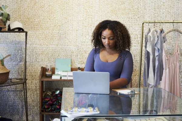 Mujer usando portátil — Foto de Stock