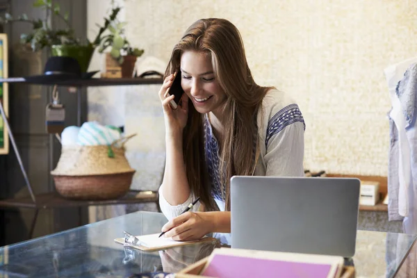 Woman working in clothing store — Stock Photo, Image