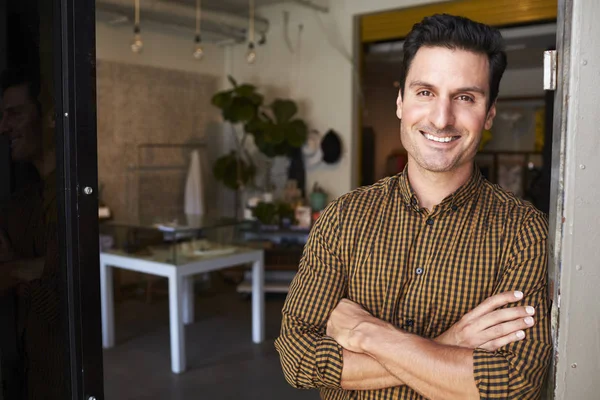 Man standing at shop doorway — Stock Photo, Image