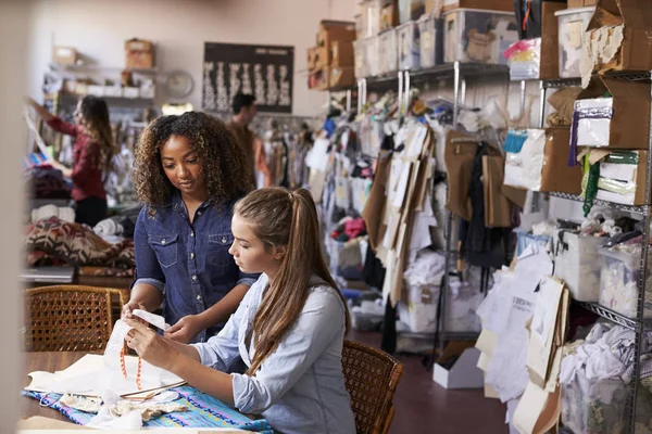 Formazione delle donne apprendista in officina — Foto Stock