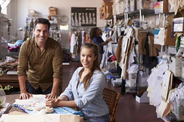 Gerente y aprendiz en el estudio de diseño , — Foto de Stock