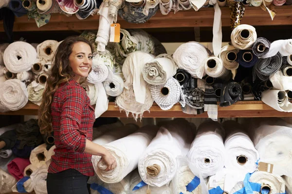 Giovane donna selezione tessuti — Foto Stock