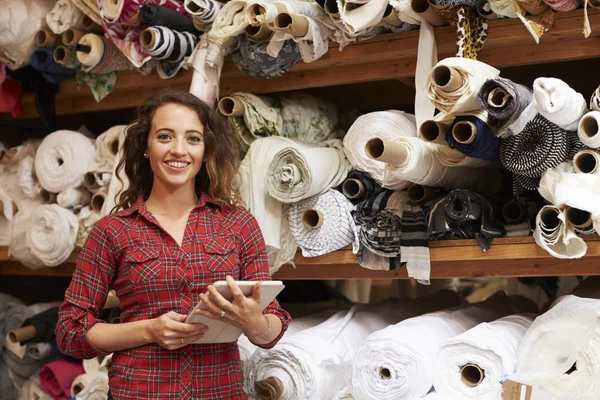 Mujer que usa tableta en almacenamiento — Foto de Stock