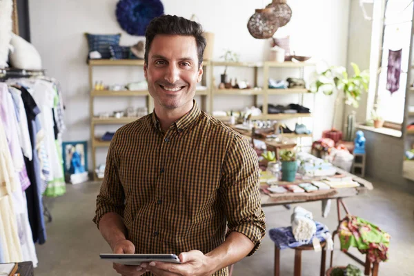 Gerenciador masculino com computador tablet — Fotografia de Stock