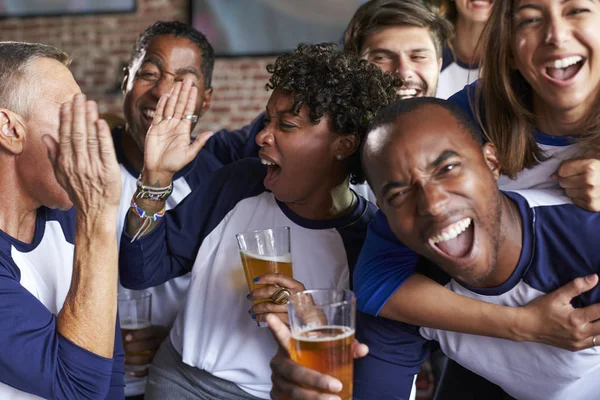 FriendsIn Sports Bar con bebidas — Foto de Stock