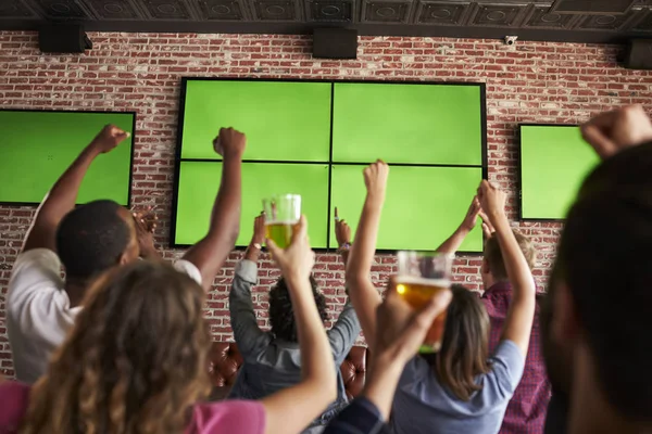 Friends Watching Game On Screens — Stock Photo, Image