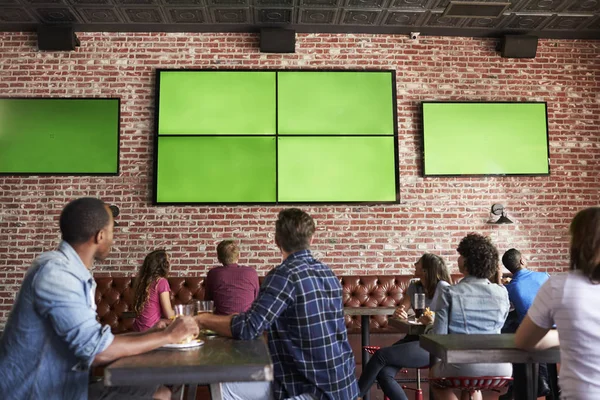 Amigos assistindo jogo em telas — Fotografia de Stock