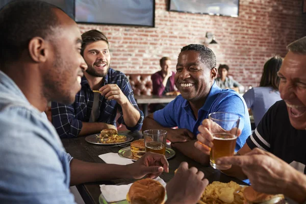 Amici maschi mangiare fuori — Foto Stock